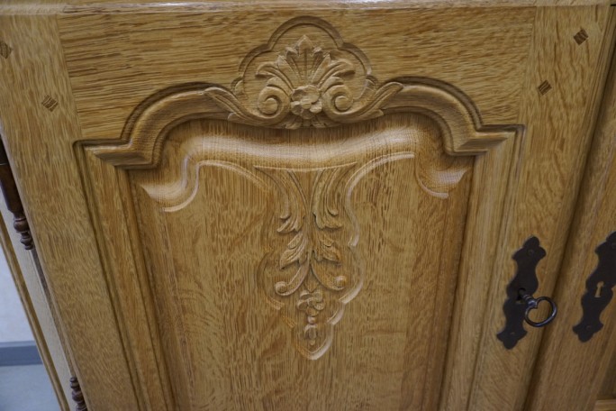 WITRYNA Z KOMODĄ LITY DĄB 8 DRZWIOWA SZER. 275 CM