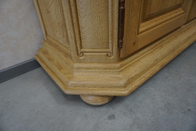 WITRYNA Z KOMODĄ LITY DĄB 8 DRZWIOWA SZER. 275 CM