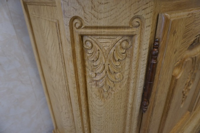 WITRYNA Z KOMODĄ LITY DĄB 8 DRZWIOWA SZER. 275 CM