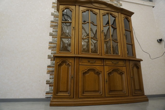 WITRYNA Z KOMODĄ PODŚWIETLANA 8 DRZWIOWA SZER....