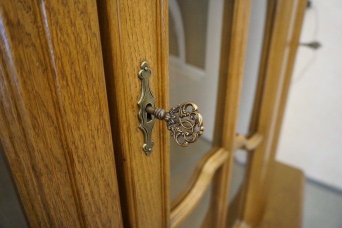 WITRYNA Z KOMODĄ PODŚWIETLANA 8 DRZWIOWA SZER....