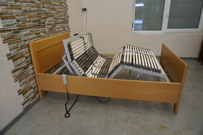 ŁÓŻKO BUKOWE REHABILITACYJNE NA PILOTA ELEKTRYCZNY STELAŻ  120/200CM