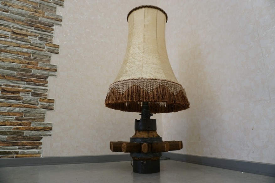 ORYGINALNA LAMPA Z PIASTY STAREGO WOZU DREWNIANEGO KOŁA wys. 112 cm