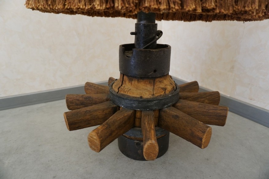 ORYGINALNA LAMPA Z PIASTY STAREGO WOZU DREWNIANEGO KOŁA wys. 112 cm