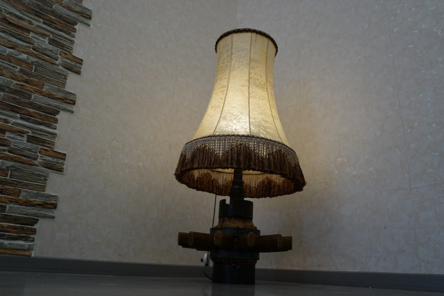 ORYGINALNA LAMPA Z PIASTY STAREGO WOZU DREWNIANEGO KOŁA wys. 112 cm
