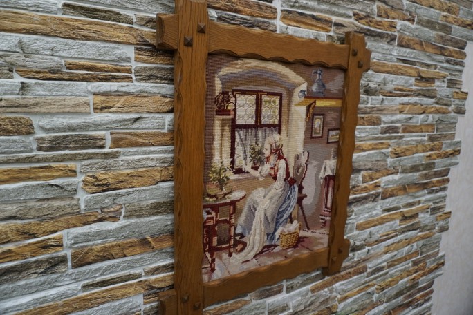 OBRAZ W DREWNIANEJ RAMIE SZER. 59 CM