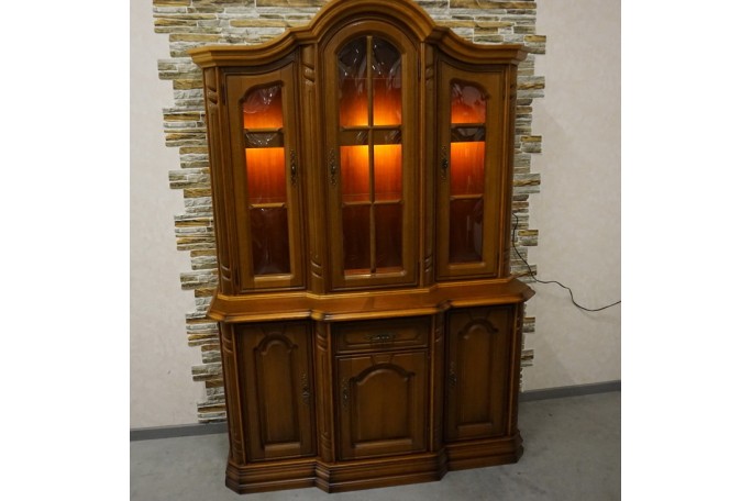 WITRYNA Z KOMODĄ ORZECHOWA PODŚWIETLANA SZER....