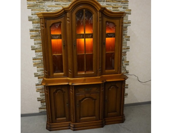 WITRYNA Z KOMODĄ ORZECHOWA PODŚWIETLANA SZER. 145 CM