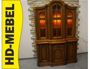 WITRYNA Z KOMODĄ ORZECHOWA PODŚWIETLANA SZER. 145 CM