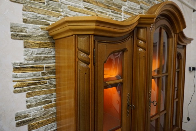 WITRYNA Z KOMODĄ ORZECHOWA PODŚWIETLANA SZER....