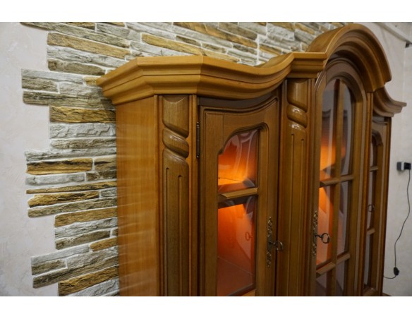 WITRYNA Z KOMODĄ ORZECHOWA PODŚWIETLANA SZER. 145 CM