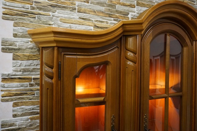 WITRYNA Z KOMODĄ ORZECHOWA PODŚWIETLANA SZER....