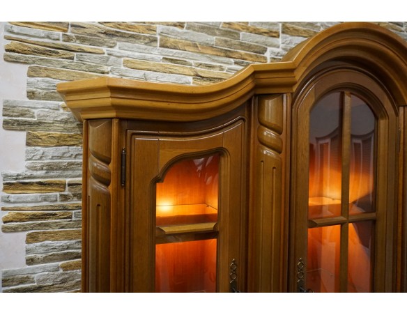 WITRYNA Z KOMODĄ ORZECHOWA PODŚWIETLANA SZER. 145 CM