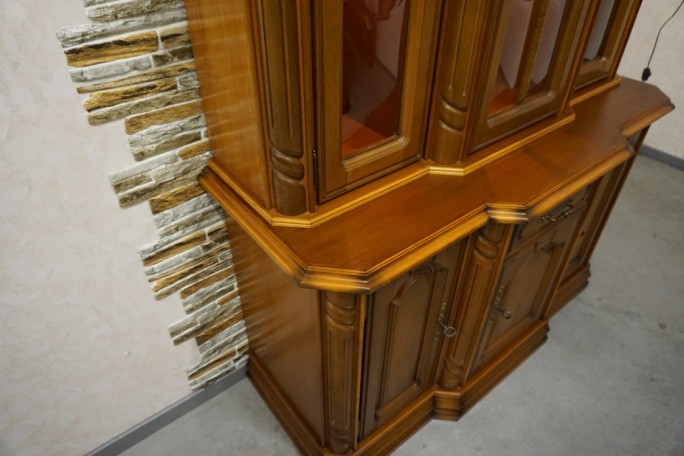 WITRYNA Z KOMODĄ ORZECHOWA PODŚWIETLANA SZER....