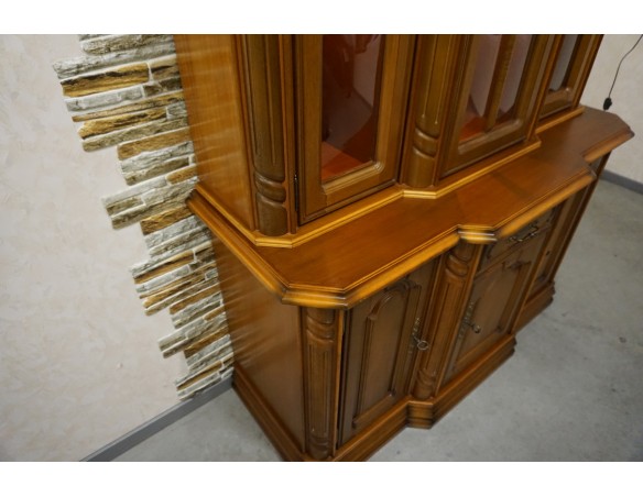 WITRYNA Z KOMODĄ ORZECHOWA PODŚWIETLANA SZER. 145 CM