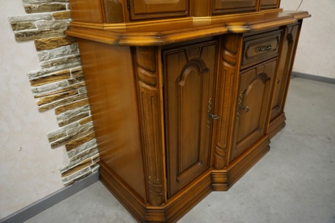 WITRYNA Z KOMODĄ ORZECHOWA PODŚWIETLANA SZER....