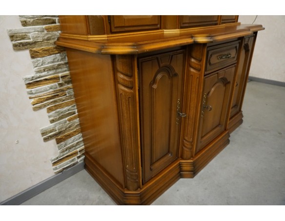 WITRYNA Z KOMODĄ ORZECHOWA PODŚWIETLANA SZER. 145 CM