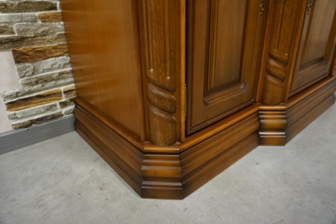 WITRYNA Z KOMODĄ ORZECHOWA PODŚWIETLANA SZER....