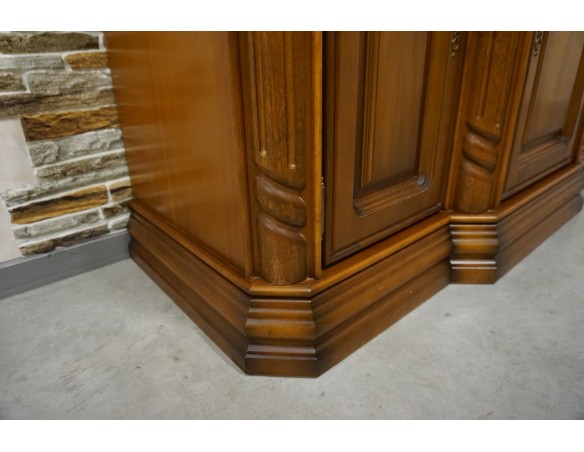 WITRYNA Z KOMODĄ ORZECHOWA PODŚWIETLANA SZER. 145 CM