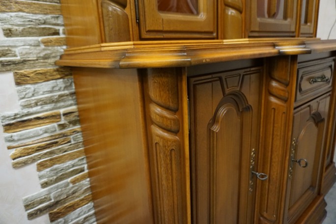 WITRYNA Z KOMODĄ ORZECHOWA PODŚWIETLANA SZER....