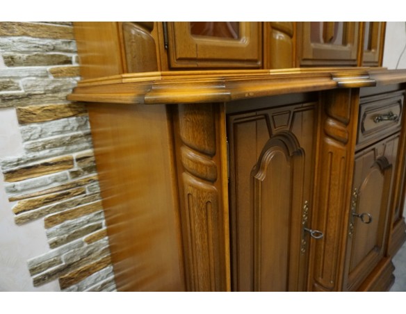 WITRYNA Z KOMODĄ ORZECHOWA PODŚWIETLANA SZER. 145 CM