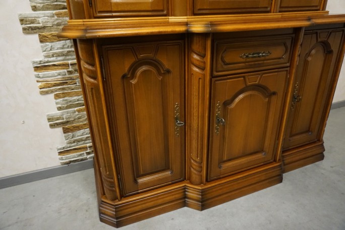 WITRYNA Z KOMODĄ ORZECHOWA PODŚWIETLANA SZER....