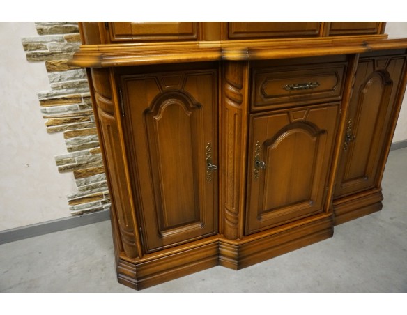 WITRYNA Z KOMODĄ ORZECHOWA PODŚWIETLANA SZER. 145 CM