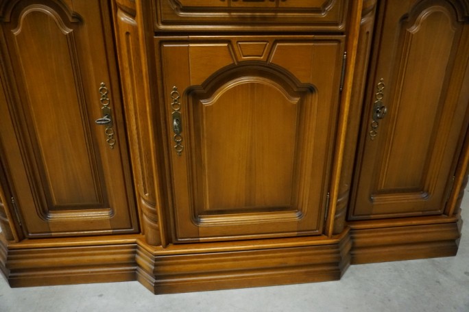 WITRYNA Z KOMODĄ ORZECHOWA PODŚWIETLANA SZER....