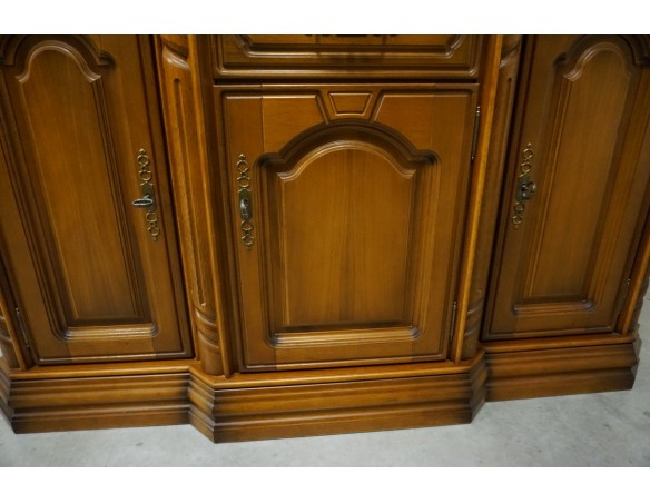 WITRYNA Z KOMODĄ ORZECHOWA PODŚWIETLANA SZER. 145 CM