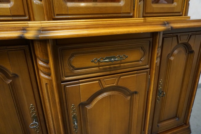 WITRYNA Z KOMODĄ ORZECHOWA PODŚWIETLANA SZER....