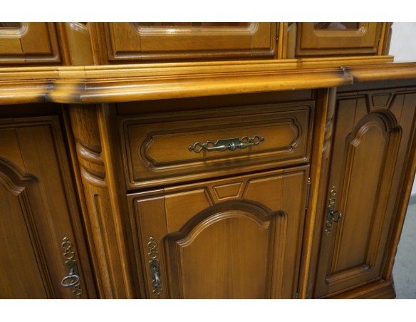 WITRYNA Z KOMODĄ ORZECHOWA PODŚWIETLANA SZER. 145 CM