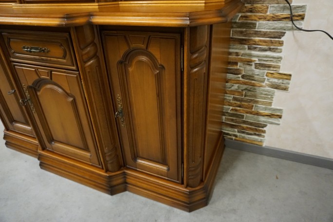 WITRYNA Z KOMODĄ ORZECHOWA PODŚWIETLANA SZER....