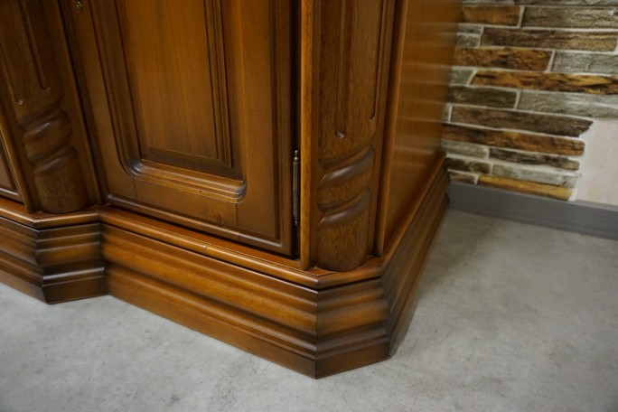 WITRYNA Z KOMODĄ ORZECHOWA PODŚWIETLANA SZER....