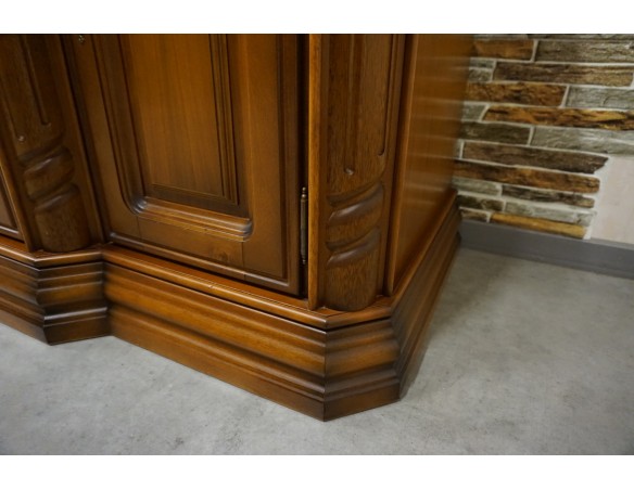 WITRYNA Z KOMODĄ ORZECHOWA PODŚWIETLANA SZER. 145 CM