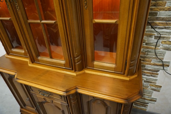 WITRYNA Z KOMODĄ ORZECHOWA PODŚWIETLANA SZER....