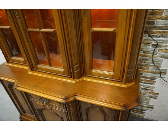 WITRYNA Z KOMODĄ ORZECHOWA PODŚWIETLANA SZER. 145 CM