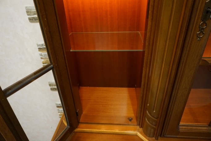 WITRYNA Z KOMODĄ ORZECHOWA PODŚWIETLANA SZER....