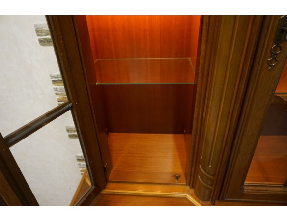 WITRYNA Z KOMODĄ ORZECHOWA PODŚWIETLANA SZER. 145 CM