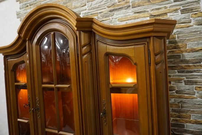 WITRYNA Z KOMODĄ ORZECHOWA PODŚWIETLANA SZER....