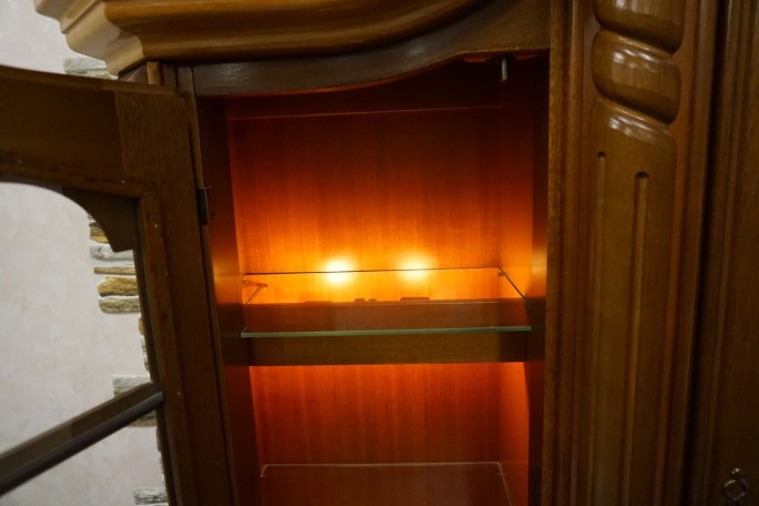 WITRYNA Z KOMODĄ ORZECHOWA PODŚWIETLANA SZER....