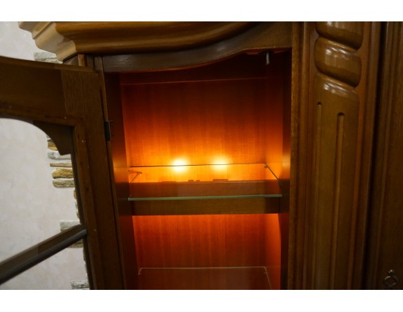 WITRYNA Z KOMODĄ ORZECHOWA PODŚWIETLANA SZER. 145 CM