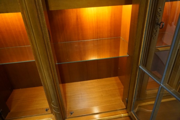 WITRYNA Z KOMODĄ ORZECHOWA PODŚWIETLANA SZER....