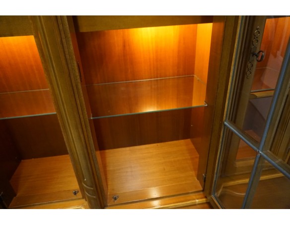 WITRYNA Z KOMODĄ ORZECHOWA PODŚWIETLANA SZER. 145 CM