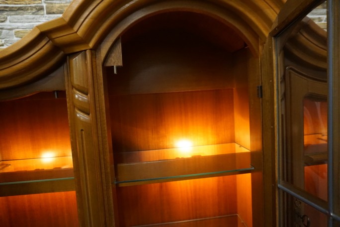 WITRYNA Z KOMODĄ ORZECHOWA PODŚWIETLANA SZER....