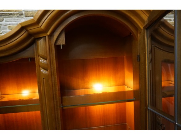 WITRYNA Z KOMODĄ ORZECHOWA PODŚWIETLANA SZER. 145 CM