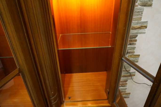 WITRYNA Z KOMODĄ ORZECHOWA PODŚWIETLANA SZER....