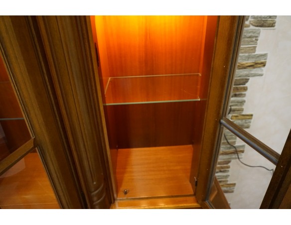 WITRYNA Z KOMODĄ ORZECHOWA PODŚWIETLANA SZER. 145 CM