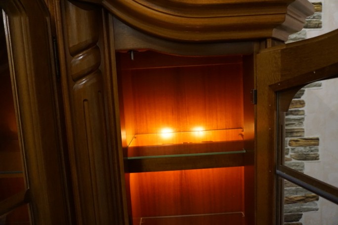 WITRYNA Z KOMODĄ ORZECHOWA PODŚWIETLANA SZER....