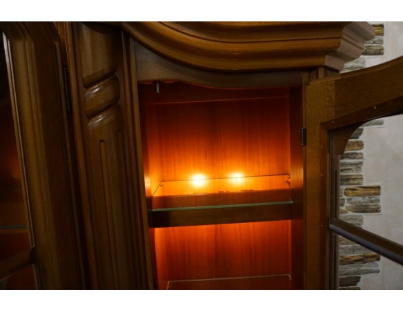 WITRYNA Z KOMODĄ ORZECHOWA PODŚWIETLANA SZER. 145 CM