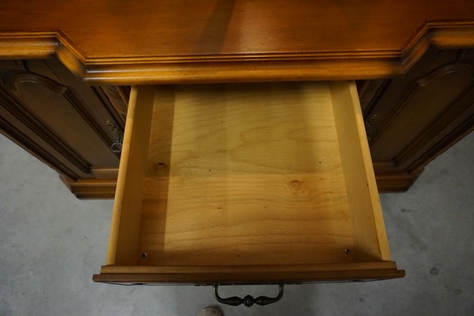 WITRYNA Z KOMODĄ ORZECHOWA PODŚWIETLANA SZER....